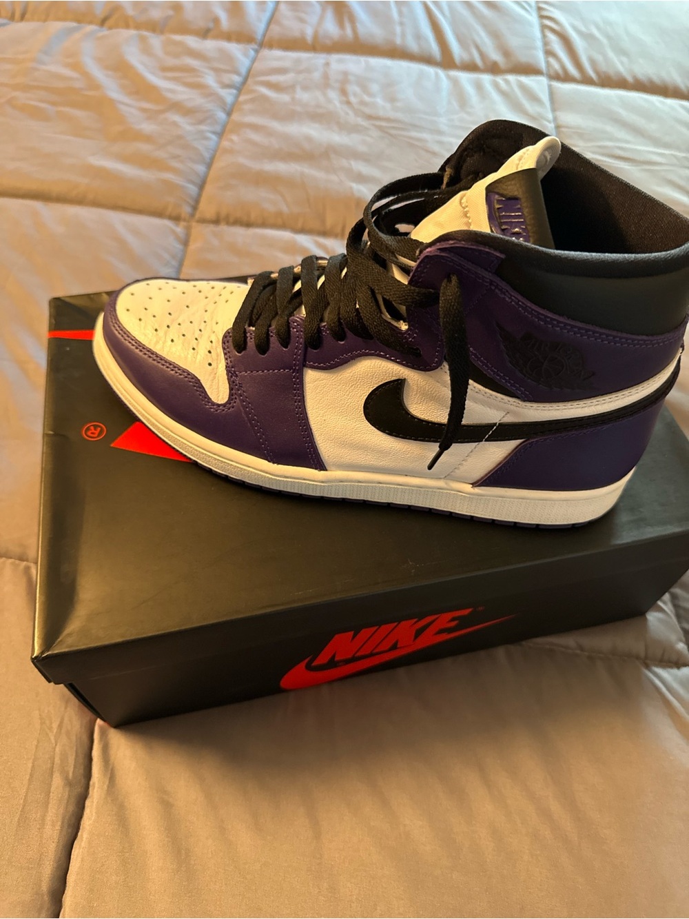 Jordan High-Top Sneaker - White / Purple / Black